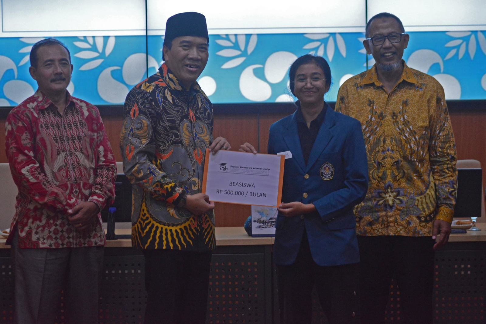 90 UNDIP Students Receive UNDIP Alumni Scholarships