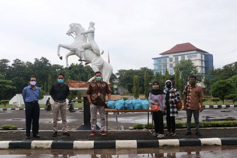 Ika Undip Bantu 250 Paket Sembako Bagi Mahasiswa Fisip Undip