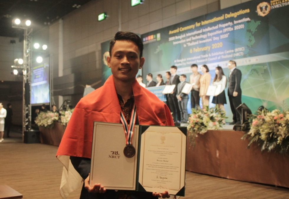 Ijai Pratama Putra (Undip Business Administration Cumlaude Graduate): In the Beginning of My Study, I Did Odd Jobs To Survive
