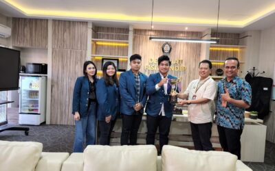 The Globies to Hand Over the 1st Trophy to the Dean of FISIP UNDIP