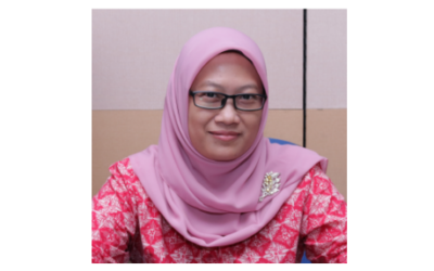 Dr. Sari Listyorini, S.Sos, M.AB (Lecturer of Business Administration FISIP UNDIP) Discussing Research on the Religious Level of a Muslim and the Level of Its Involvement with Muslim Fashion Products.