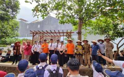 Tumbuhkan Semangat Hijau dan Keberlanjutan Pada Mahasiswa Baru, FISIP Undip Menggelar Aksi Penanaman Pohon