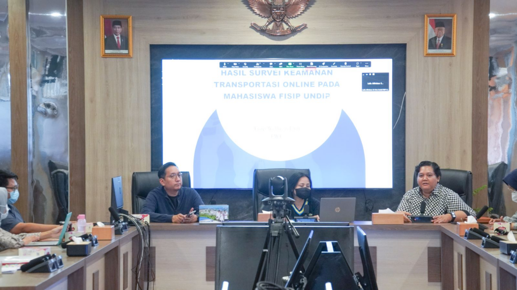 Keterangan: Wakil Dekan Bidang Keuangan dan Sumber Daya, Ketua FISIP Wellness Unit, dan Perwakilan Go-Jek Semarang
