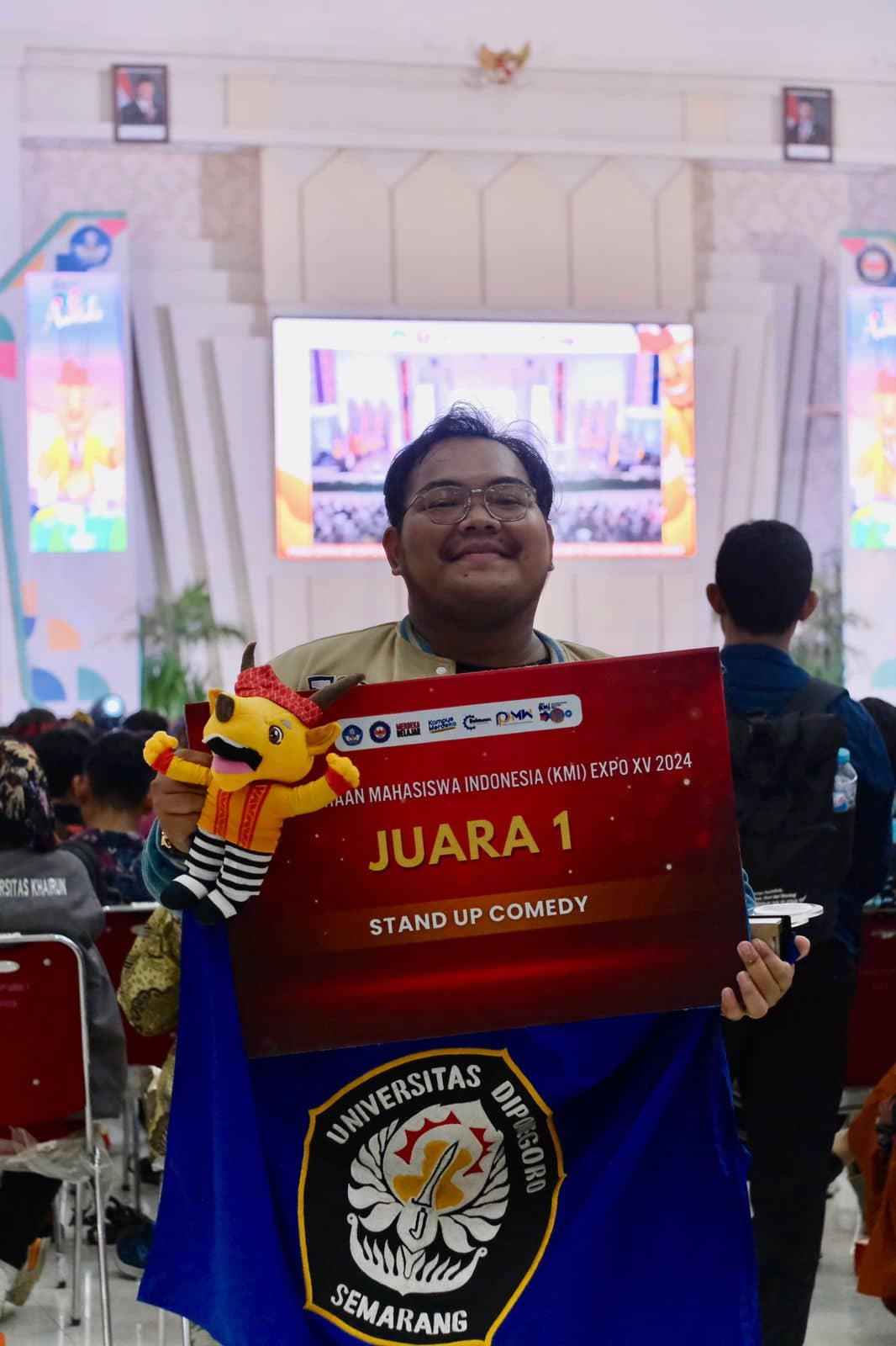 Mahasiswa Ilmu Komunikasi FISIP UNDIP Raih Juara 1 Lomba Stand Up Comedy di KMI Expo XV 2024