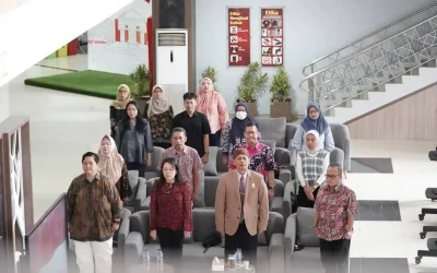 Penyerahan Panel TV untuk Mendukung Pembelajaran di FISIP Universitas Diponegoro