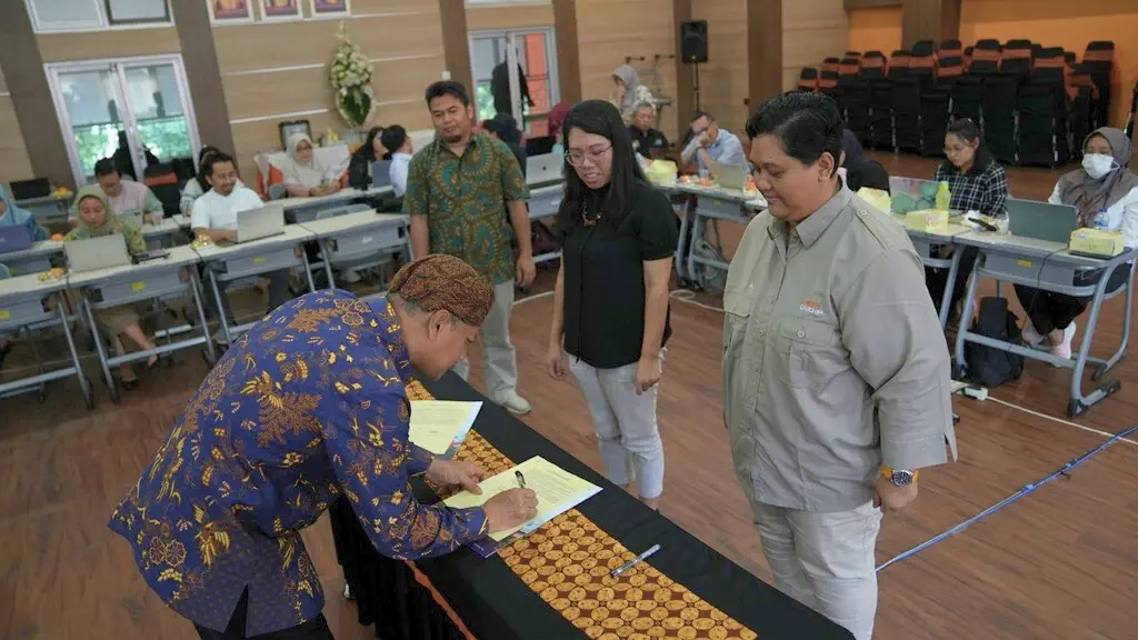 The signing of FISIP Undip Performance Contract: A Manifestation of Policy Unity and Command Toward a World-Class University