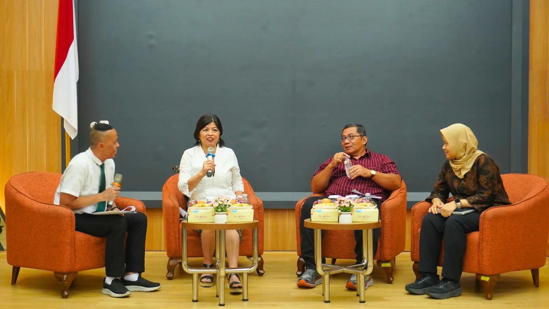 FISIP UNDIP Gelar Kuliah Tamu Internasional Bersama Prof. Merlyna Lim