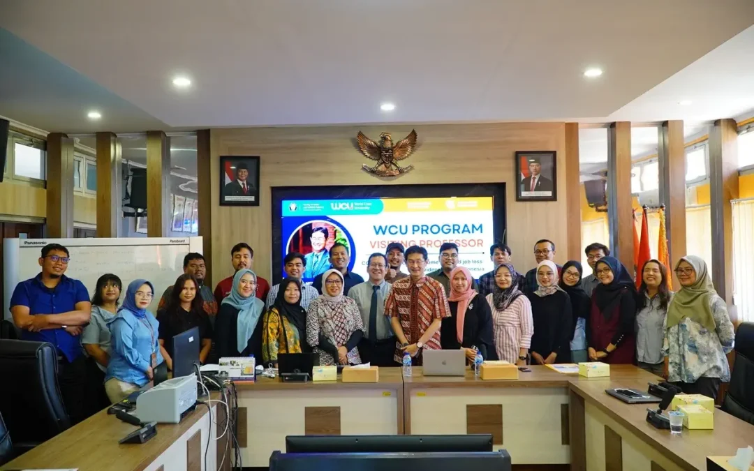Prof. Mitsuhiko Kataoka dari Rikkyo University Paparkan Fenomena “Mancession vs. Shecession” di FISIP Undip