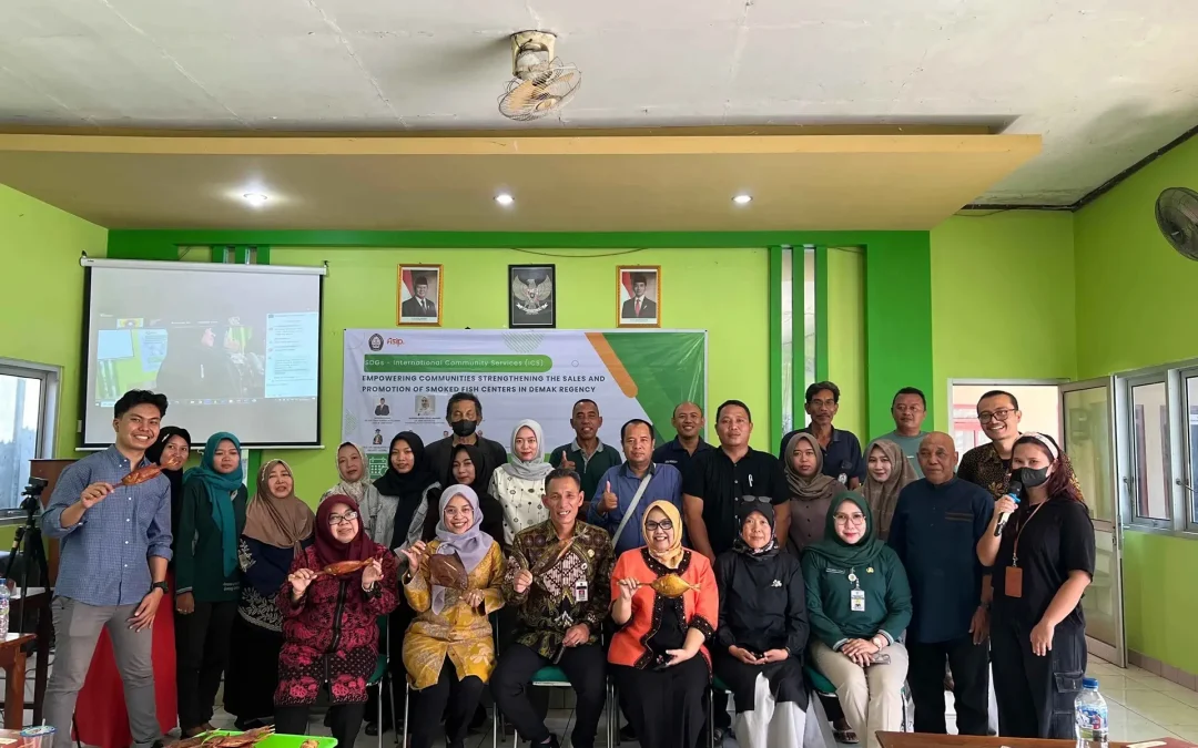 Departemen Administrasi Publik Fisip Undip Gelar International Community Services: Pemberdayaan Pengasap Ikan di Demak Bersama IIUM Malaysia