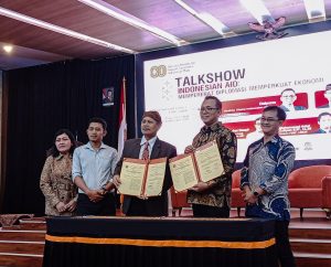 Signing of the cooperation agreement between FISIP Undip and Indonesian AID.