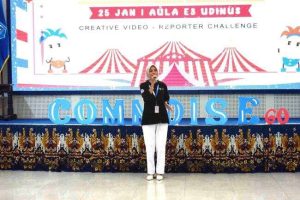 Keterangan Foto: Deana Zahira Nurhindarto memaparkan hasil reportase di depan dewan juri dan audiens yang hadir