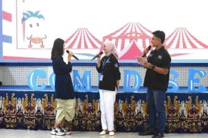 Keterangan Foto: Deana Zahira Nurhindarto memaparkan hasil reportase di depan dewan juri dan audiens yang hadir