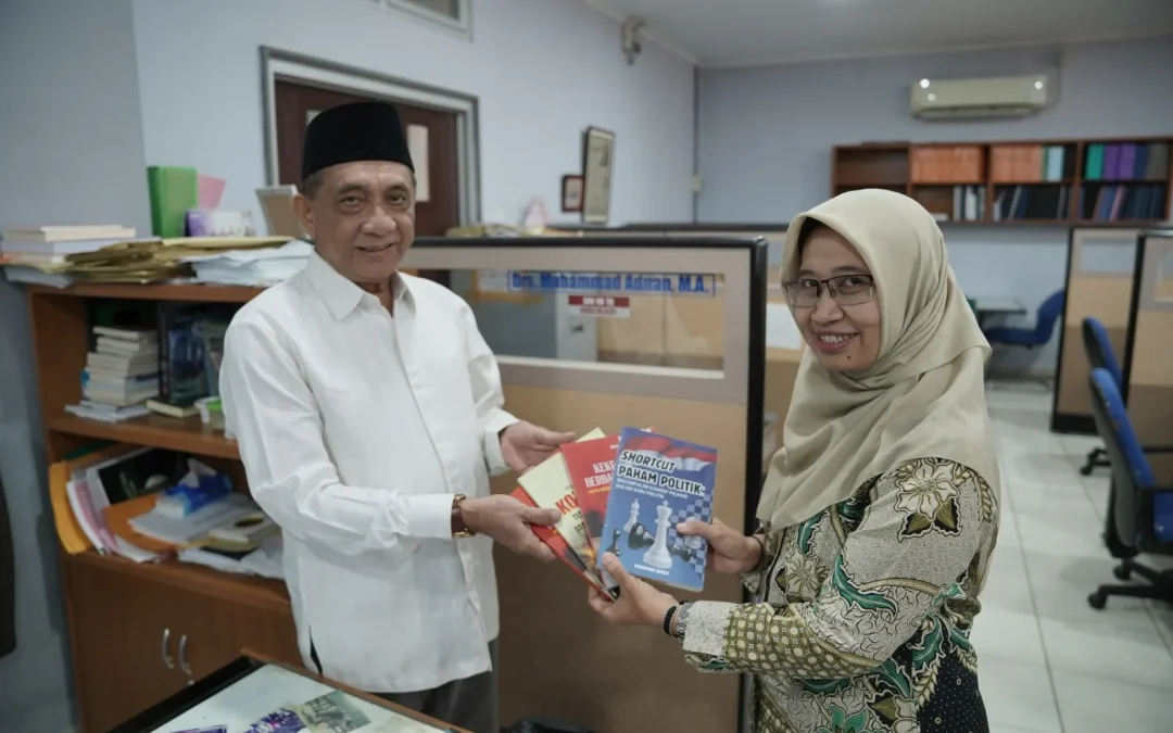 Pesangon Intelektual : Dr. Muhammad Adnan Wakafkan Karya Akademik untuk Perpustakaan FISIP Undip
