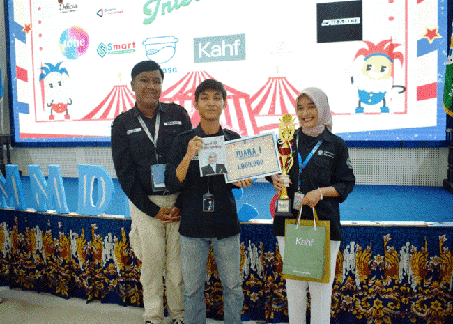 Keterangan Foto: Penyerahan Simbolis Juara I COMMDISE 6.0 kepada Deana Zahira Nurhindarto