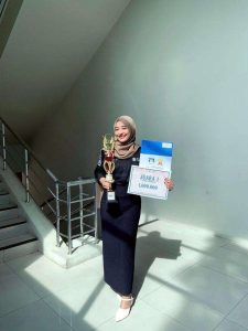 Keterangan Foto: Penghargaan Juara I COMMDISE 6.0 pada puncak DinusFest 2025