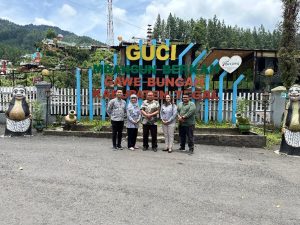 Gambar 2. Sesi Foto Bersama dengan Kepala UPTD Pengelolaan Obyek Wisata Guci 