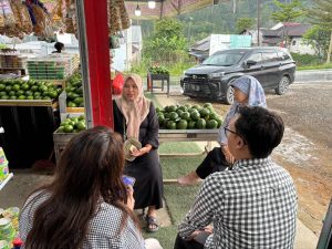 Gambar 3. Sesi Wawancara dengan UMKM Nasya Food Griya Manisan