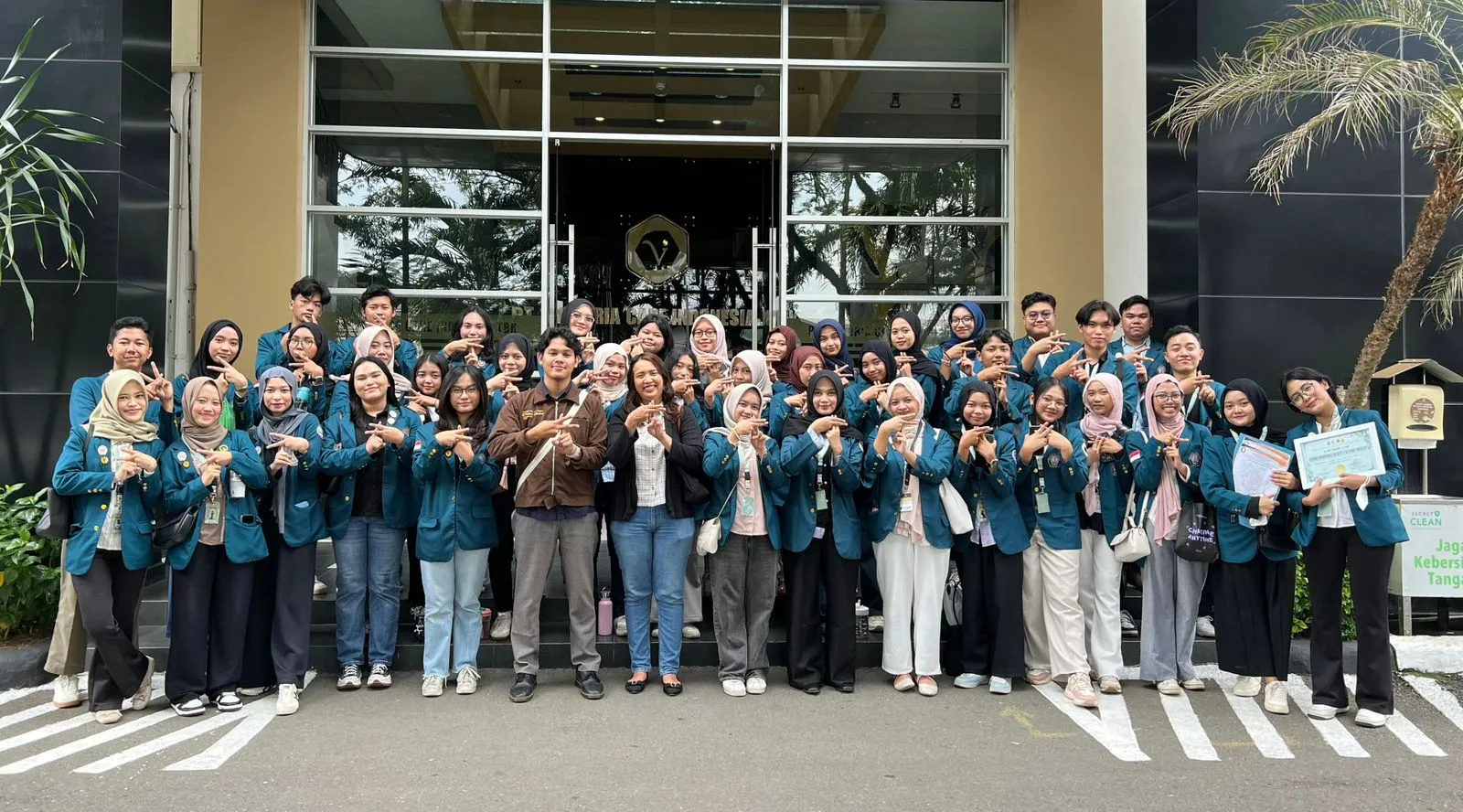 Mahasiswa FISIP Kunjungi Oemah Herborist