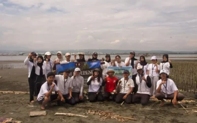 UNDIP Public Administration Students Conduct Independent Study through Mangrove Planting and Beach Clean-Up in Mangunharjo Village